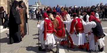 “Αναπαράσταση της κήρυξης της Επανάστασης του 1821 – Χοροθεατρική εκδήλωση από τον Πολιτιστικό Σύλλογο Παστίδας «Καμάρι» σε συνδιοργάνωση με την Περιφέρεια Νοτίου Αιγαίου”