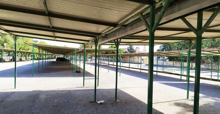 Συντονισμένη επιχείρηση απομάκρυνσης αυθαίρετων κατασκηνώσεων από τη λαϊκή αγορά του Αγίου Δημητρίου